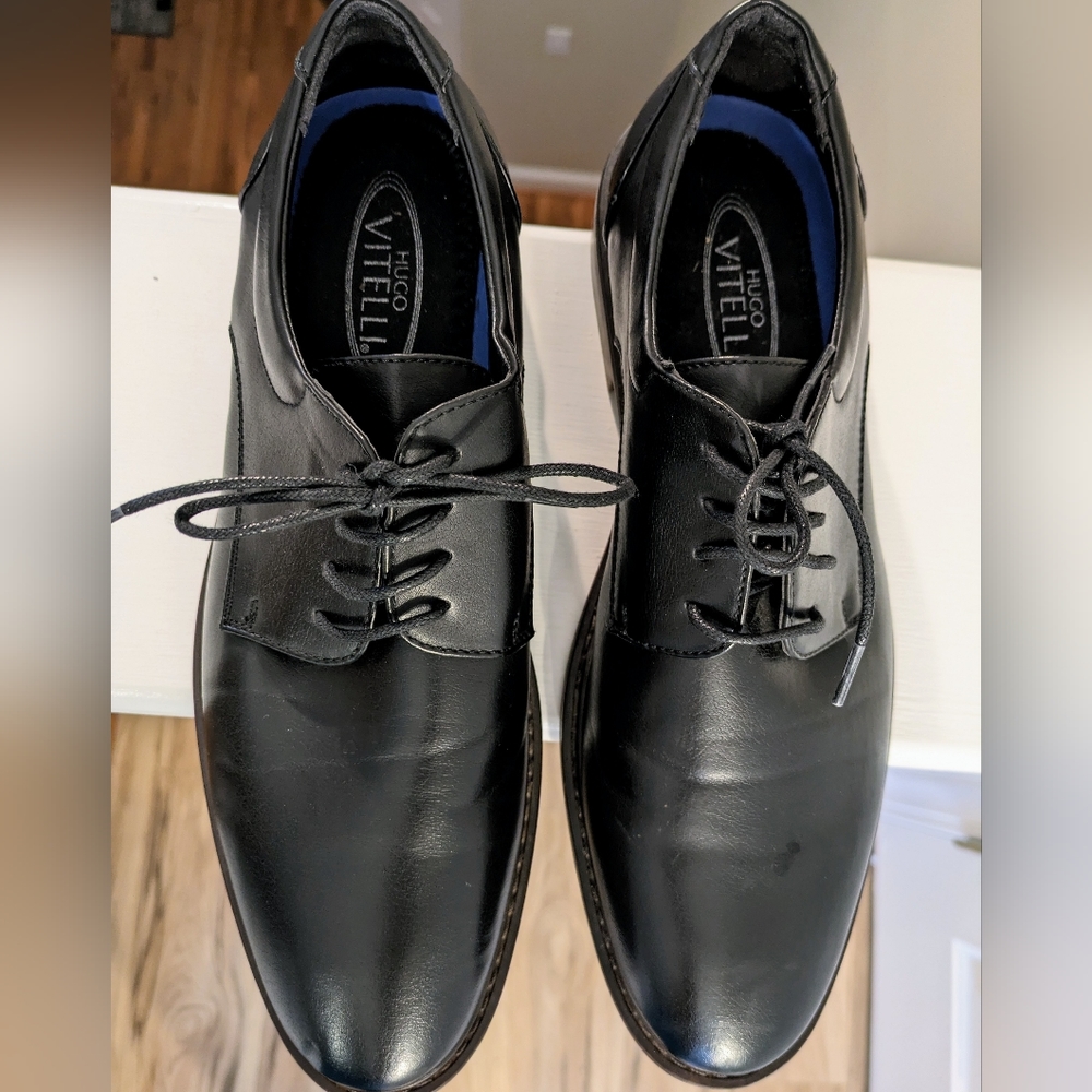 Men's size 10.5M Hugo Vitelli black lace up dress shoes